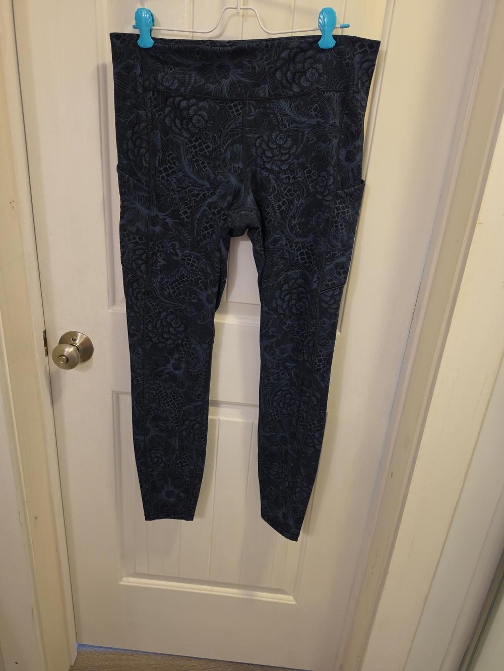 Lululemon Size 12 Dark Floral Print Leggings with Pockets